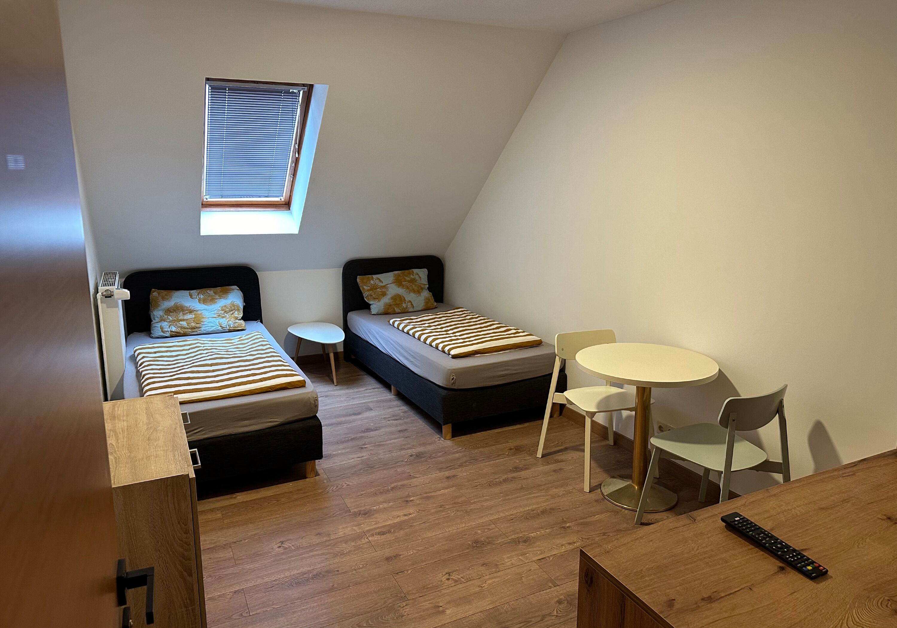 Zweibettzimmer mit zwei getrennten Betten